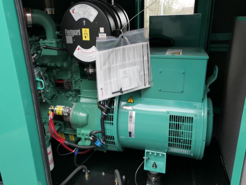 Größtenteils neue, dieselbetriebene Stromgeneratoren sowie ein Spezial Tieflader + 8 x 8 Zugmaschine-9