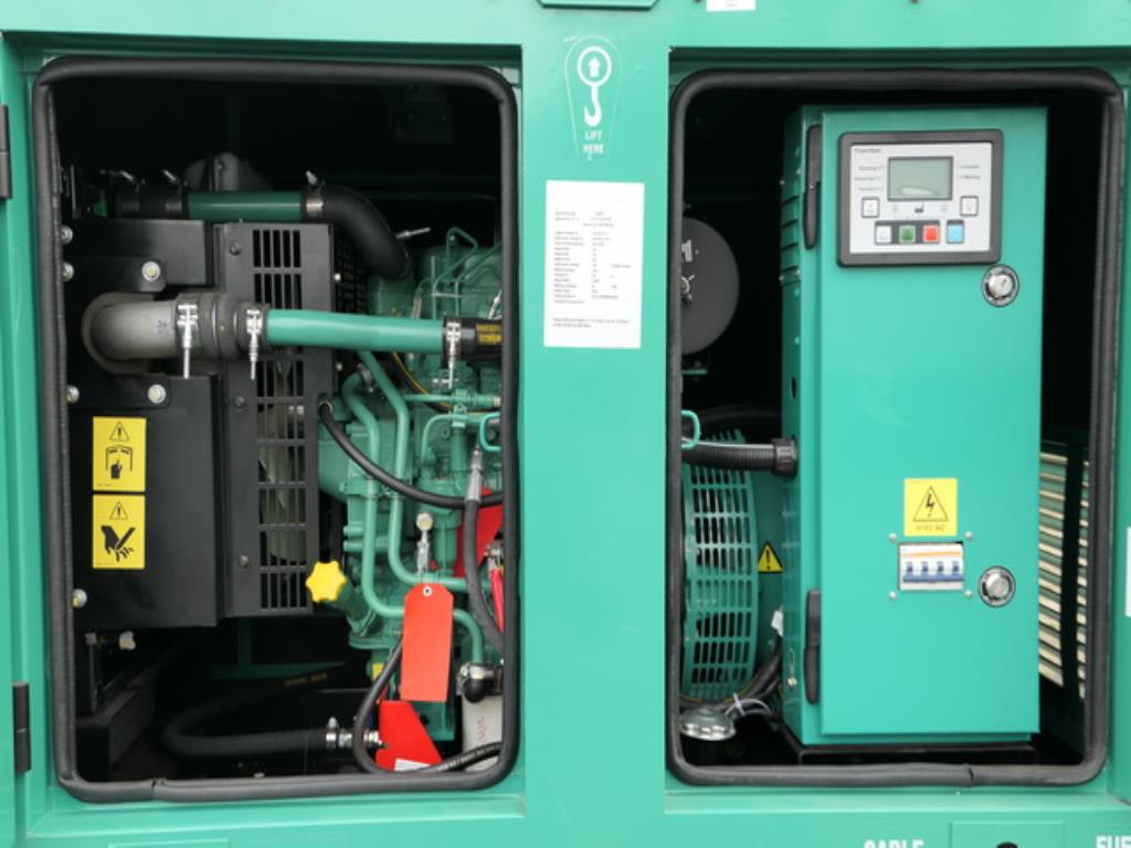 Größtenteils neue, dieselbetriebene Stromgeneratoren sowie ein Spezial Tieflader + 8 x 8 Zugmaschine-2