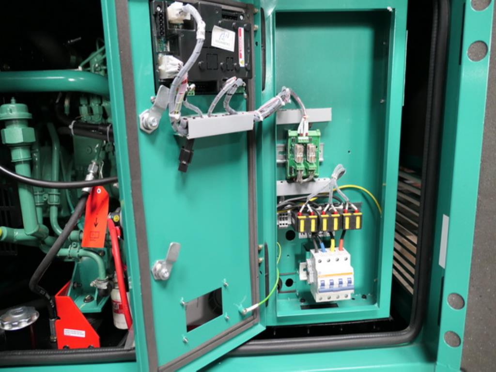 Größtenteils neue, dieselbetriebene Stromgeneratoren sowie ein Spezial Tieflader + 8 x 8 Zugmaschine-4