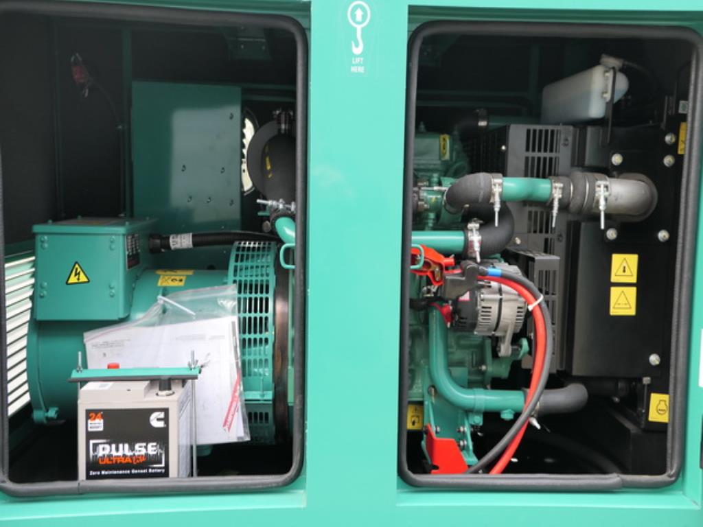 Größtenteils neue, dieselbetriebene Stromgeneratoren sowie ein Spezial Tieflader + 8 x 8 Zugmaschine-6