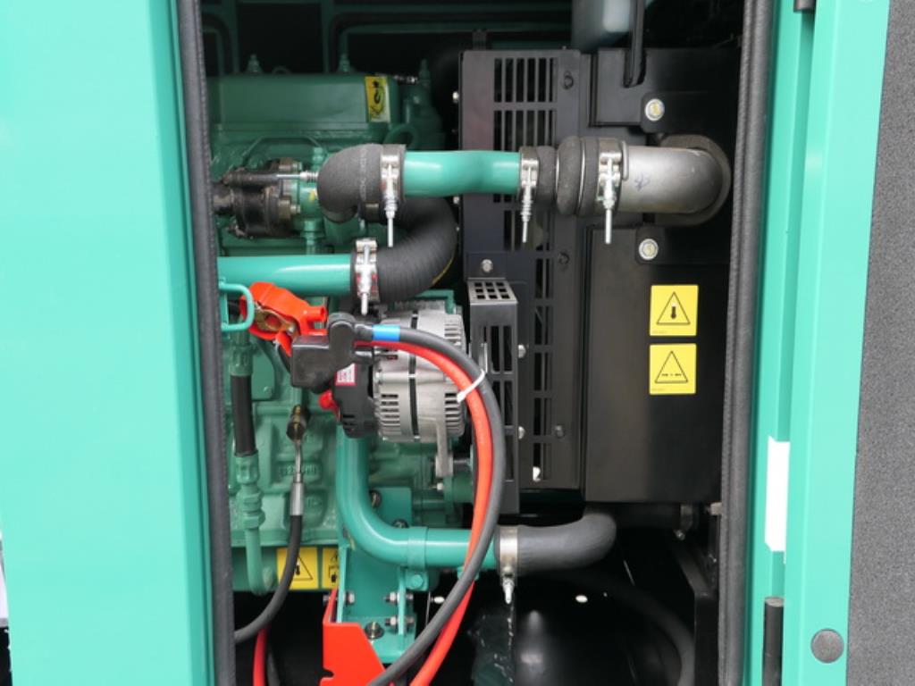 Größtenteils neue, dieselbetriebene Stromgeneratoren sowie ein Spezial Tieflader + 8 x 8 Zugmaschine-7