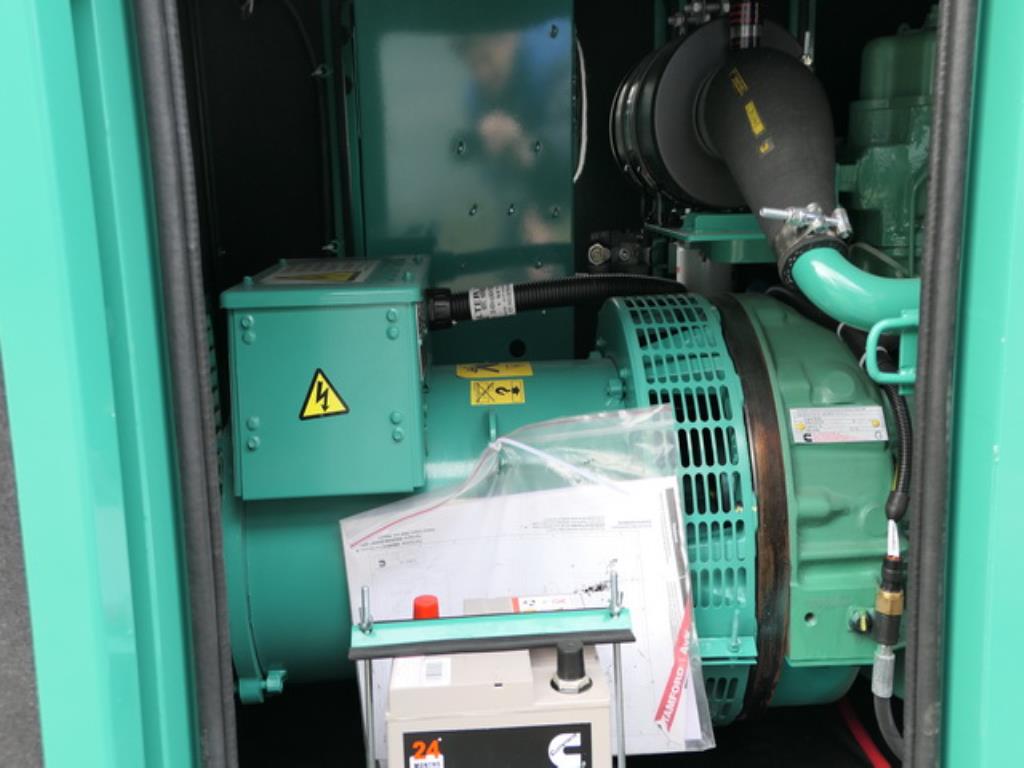 Größtenteils neue, dieselbetriebene Stromgeneratoren sowie ein Spezial Tieflader + 8 x 8 Zugmaschine-8