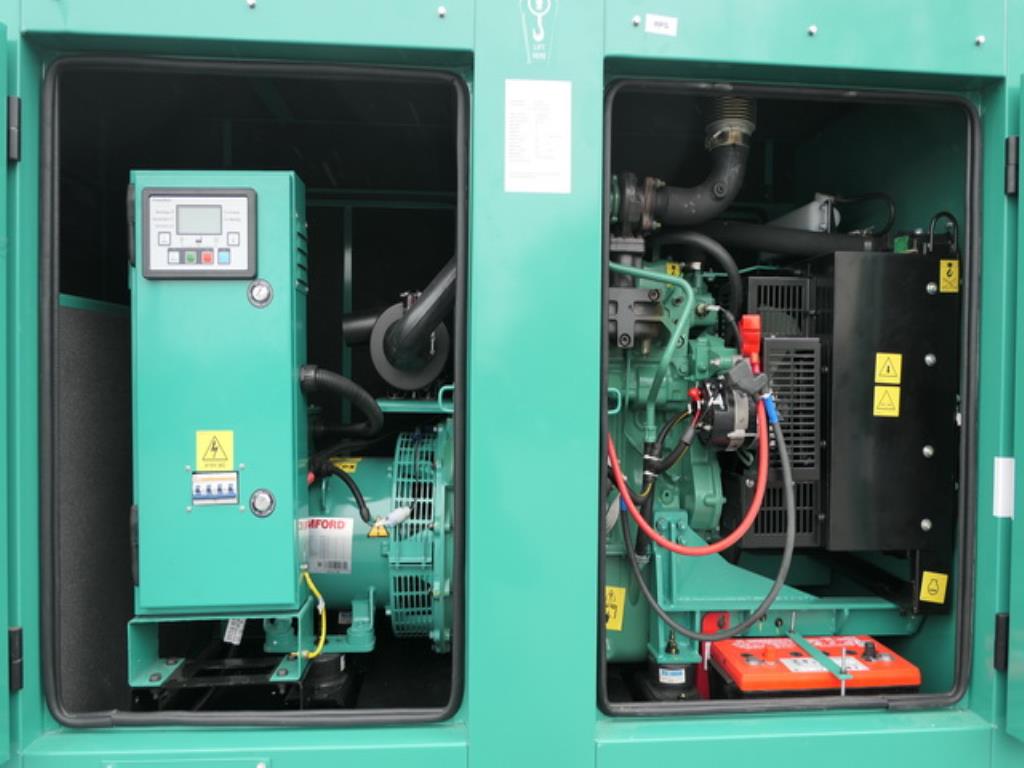 Größtenteils neue, dieselbetriebene Stromgeneratoren sowie ein Spezial Tieflader + 8 x 8 Zugmaschine-2