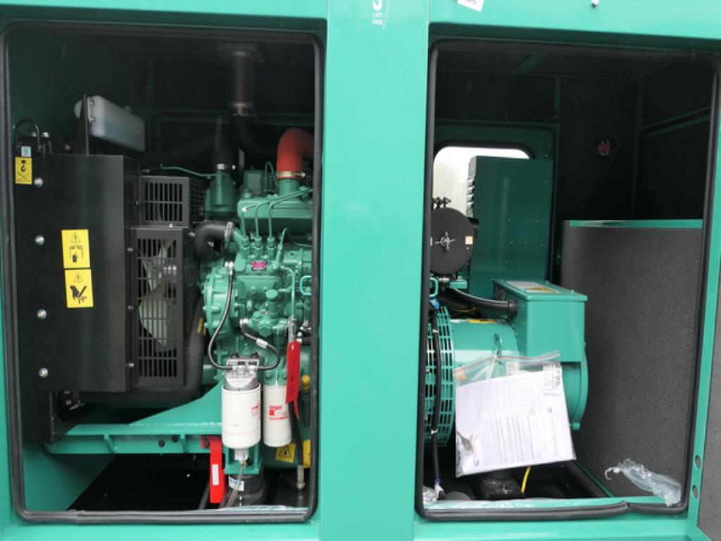 Größtenteils neue, dieselbetriebene Stromgeneratoren sowie ein Spezial Tieflader + 8 x 8 Zugmaschine-7