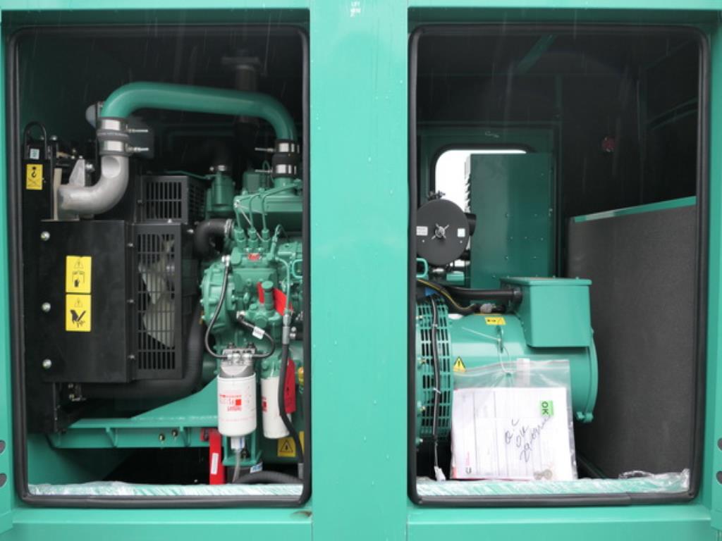 Größtenteils neue, dieselbetriebene Stromgeneratoren sowie ein Spezial Tieflader + 8 x 8 Zugmaschine-8