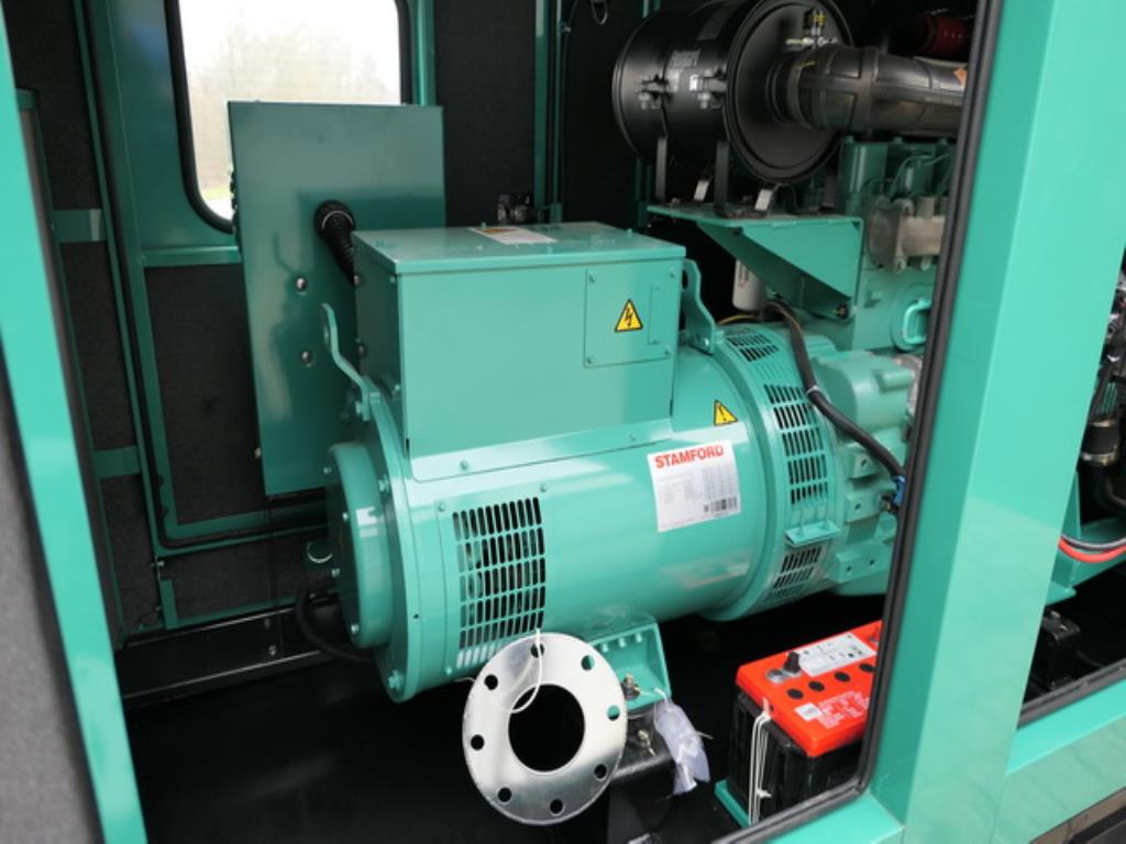 Größtenteils neue, dieselbetriebene Stromgeneratoren sowie ein Spezial Tieflader + 8 x 8 Zugmaschine-9