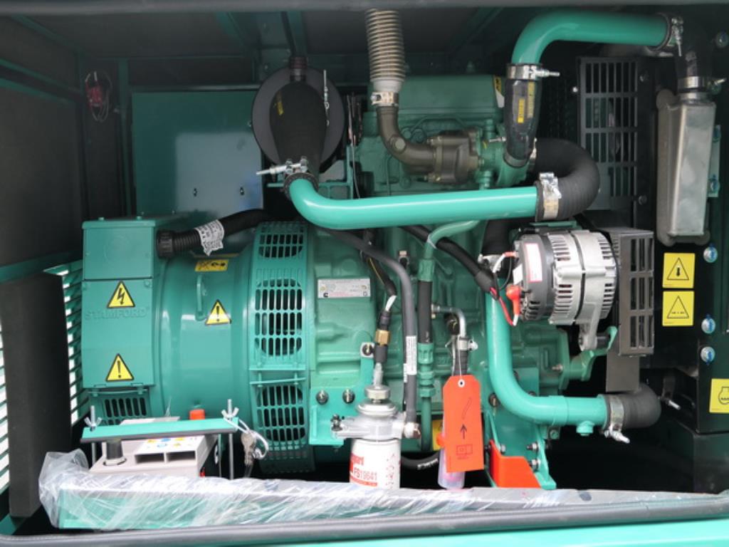 Größtenteils neue, dieselbetriebene Stromgeneratoren sowie ein Spezial Tieflader + 8 x 8 Zugmaschine-6