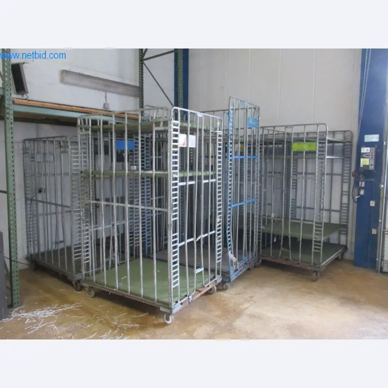 Nákladní automobily a provozní zařízení-1