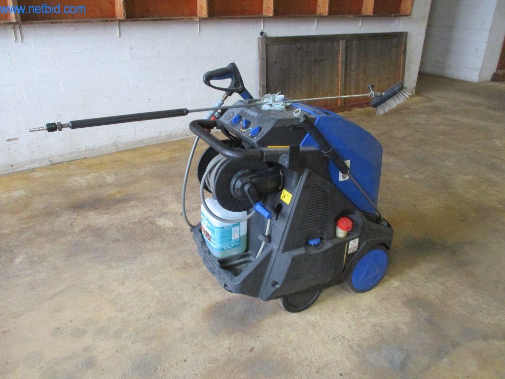 Ciężarówki i sprzęt operacyjny-1