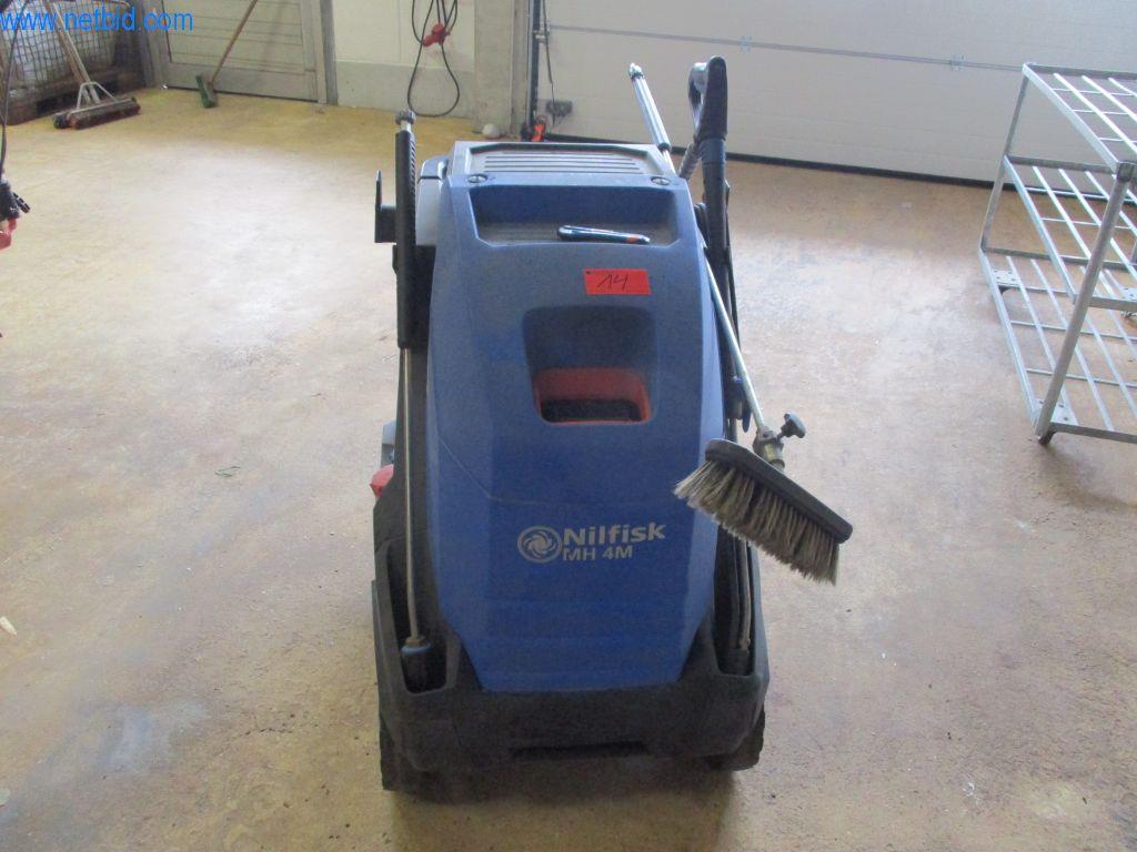 Ciężarówki i sprzęt operacyjny-3