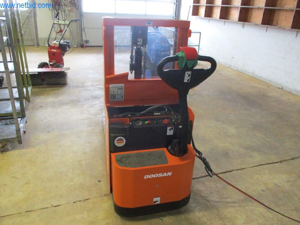 Ciężarówki i sprzęt operacyjny-2