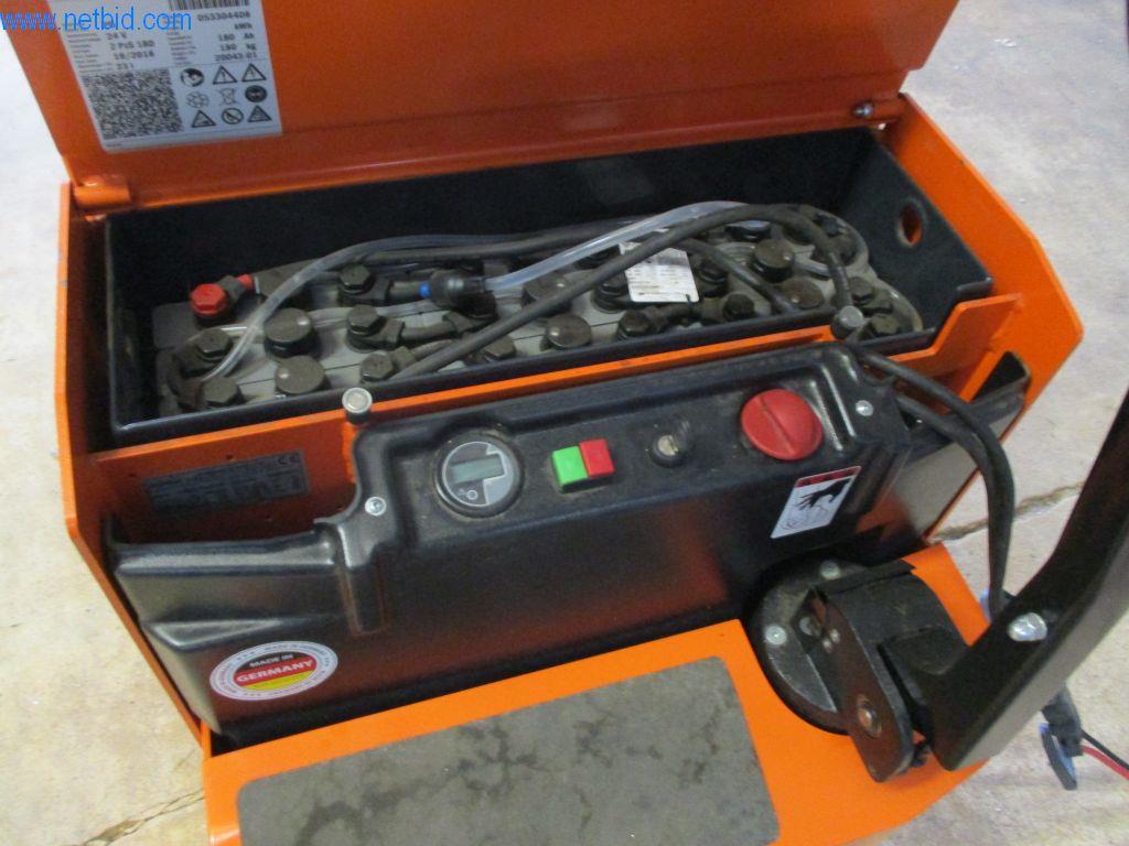 Ciężarówki i sprzęt operacyjny-3