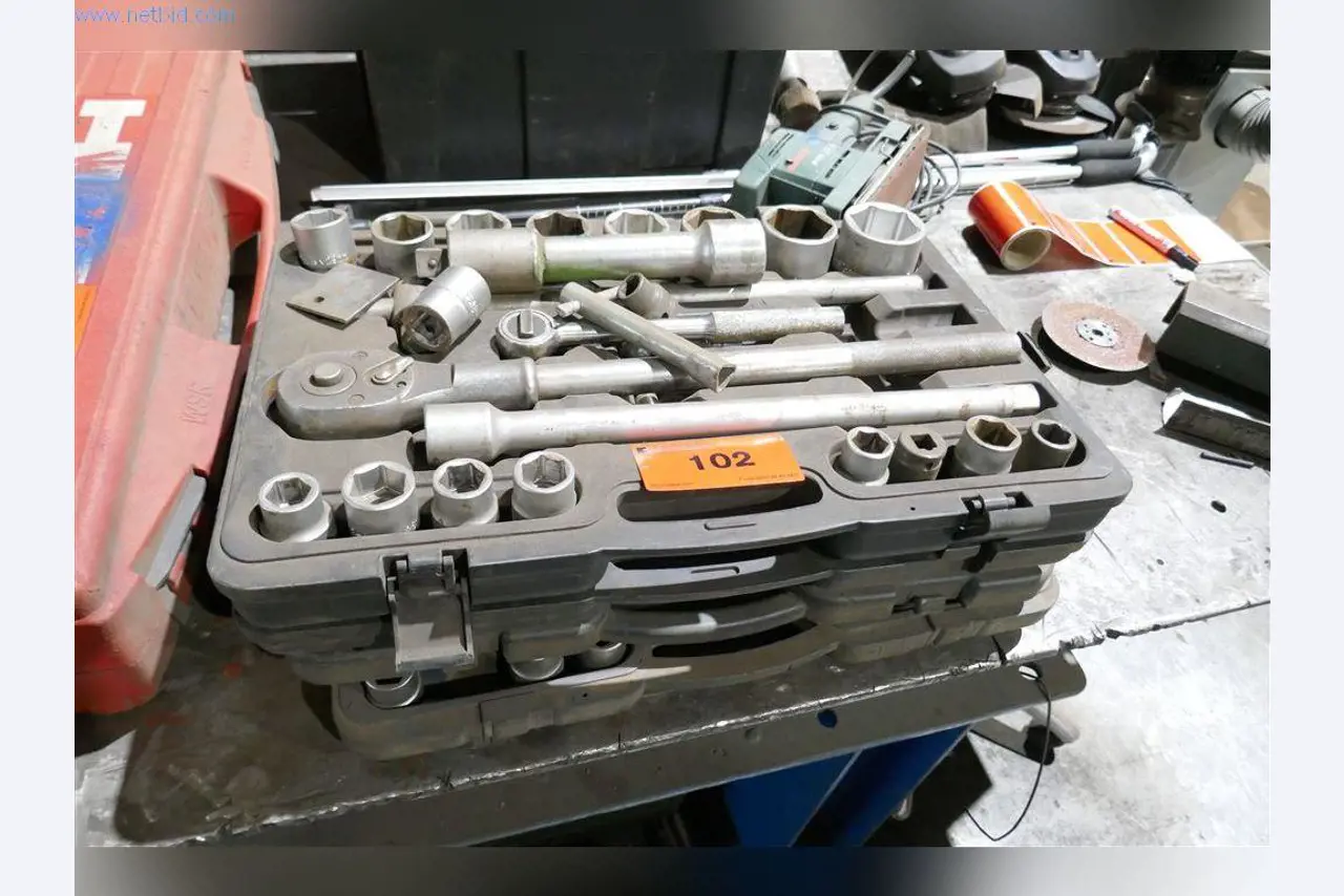 Stroje, provozní a kancelářské vybavení, zásoby, montážní materiál a vozidla-1