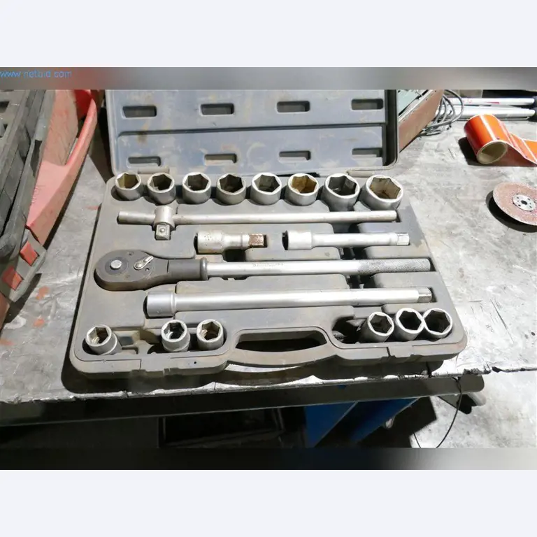 Stroje, provozní a kancelářské vybavení, zásoby, montážní materiál a vozidla-2