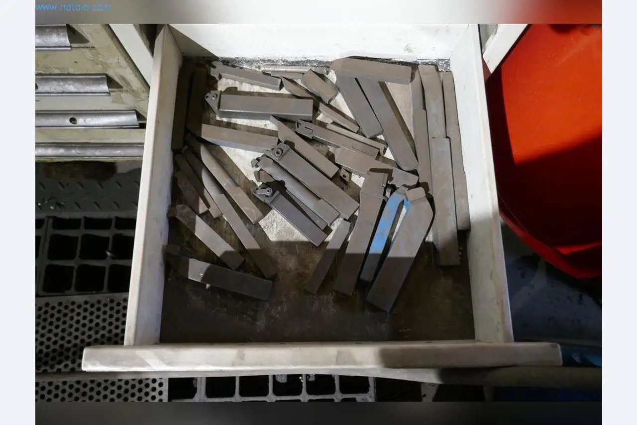 Machines, bedrijfs- en kantooruitrusting, voorraden, assemblagematerialen en voertuigen-11