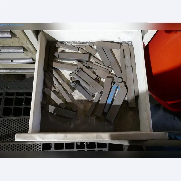 Machines, bedrijfs- en kantooruitrusting, voorraden, assemblagematerialen en voertuigen-11