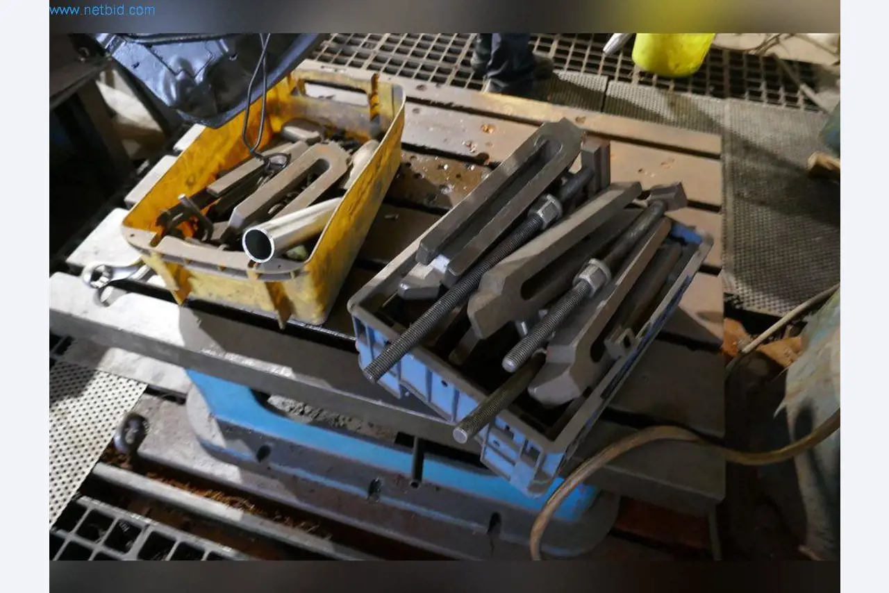 Machines, bedrijfs- en kantooruitrusting, voorraden, assemblagematerialen en voertuigen-11