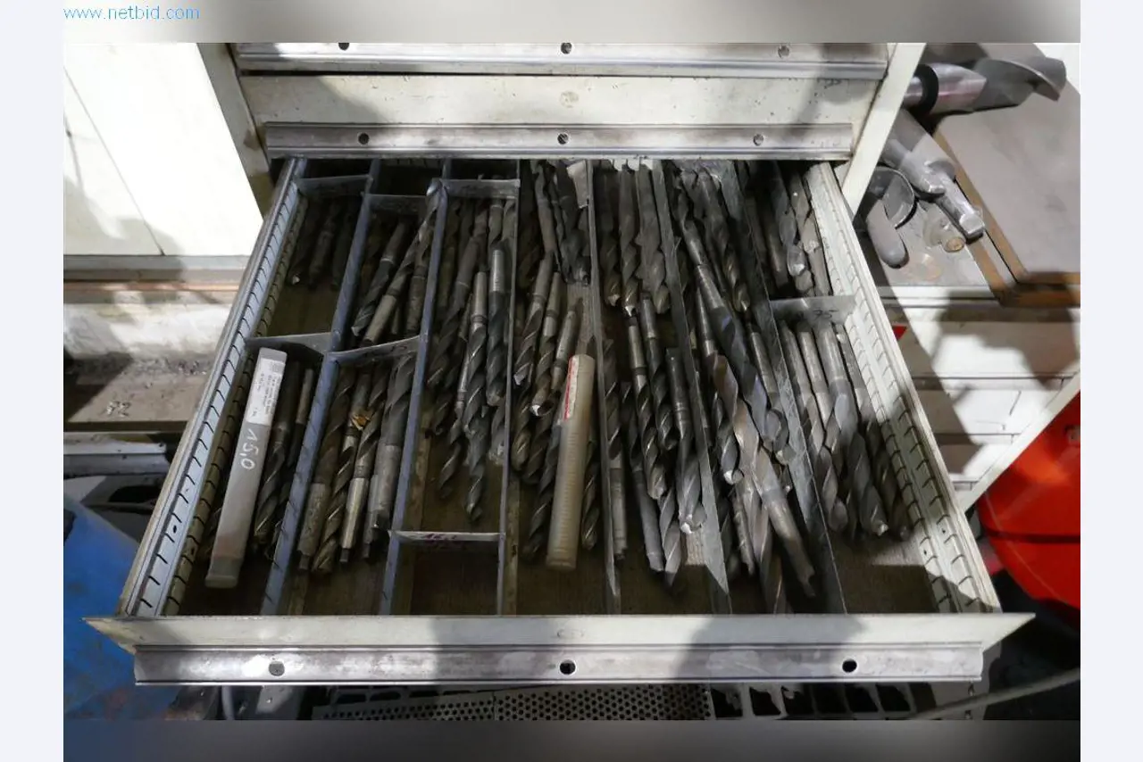 Machines, bedrijfs- en kantooruitrusting, voorraden, assemblagematerialen en voertuigen-16