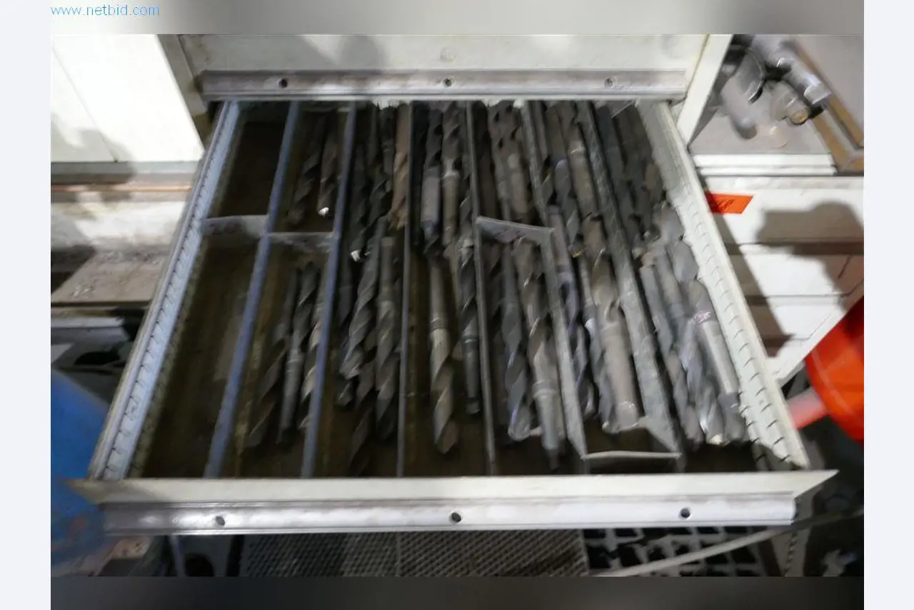Machines, bedrijfs- en kantooruitrusting, voorraden, assemblagematerialen en voertuigen-17