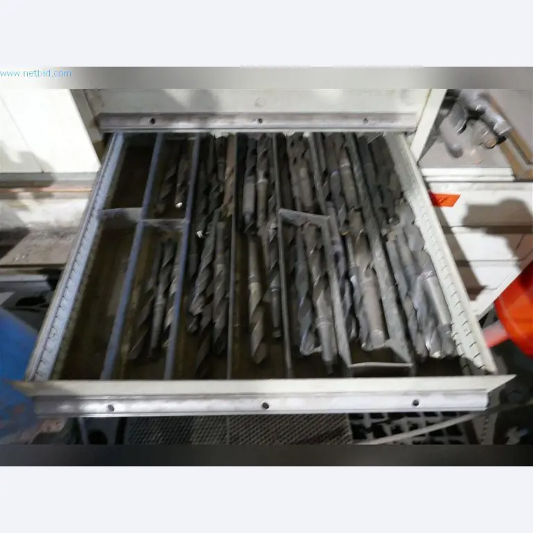 Machines, bedrijfs- en kantooruitrusting, voorraden, assemblagematerialen en voertuigen-17