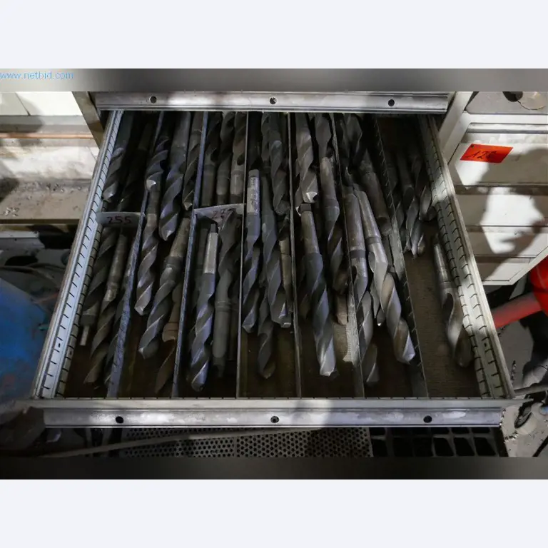 Machines, bedrijfs- en kantooruitrusting, voorraden, assemblagematerialen en voertuigen-18