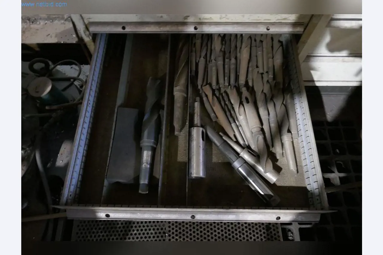 Machines, bedrijfs- en kantooruitrusting, voorraden, assemblagematerialen en voertuigen-22