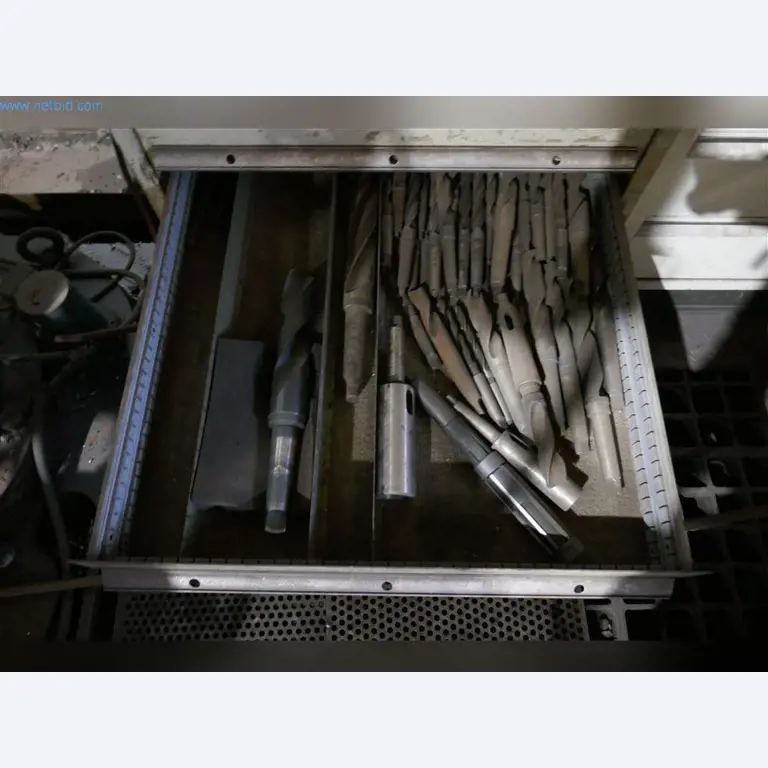 Machines, bedrijfs- en kantooruitrusting, voorraden, assemblagematerialen en voertuigen-22