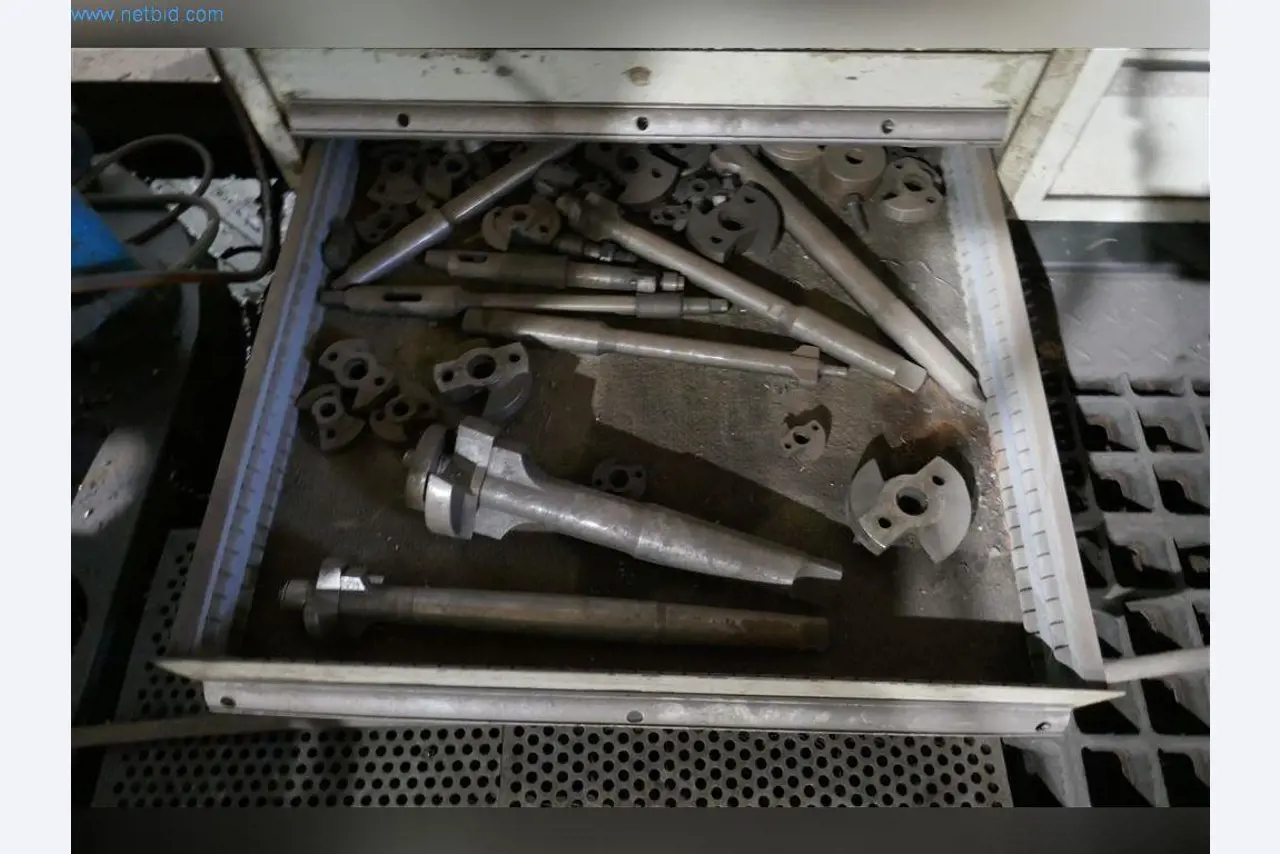 Machines, bedrijfs- en kantooruitrusting, voorraden, assemblagematerialen en voertuigen-24