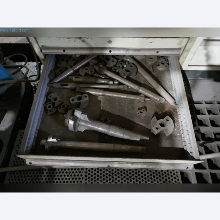 Machines, bedrijfs- en kantooruitrusting, voorraden, assemblagematerialen en voertuigen-24