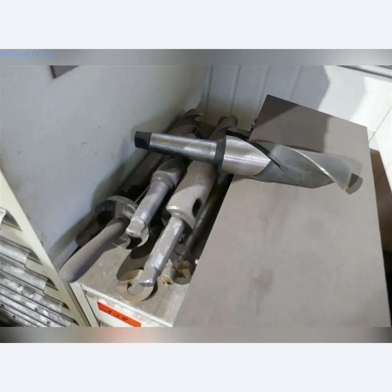 Machines, bedrijfs- en kantooruitrusting, voorraden, assemblagematerialen en voertuigen-25