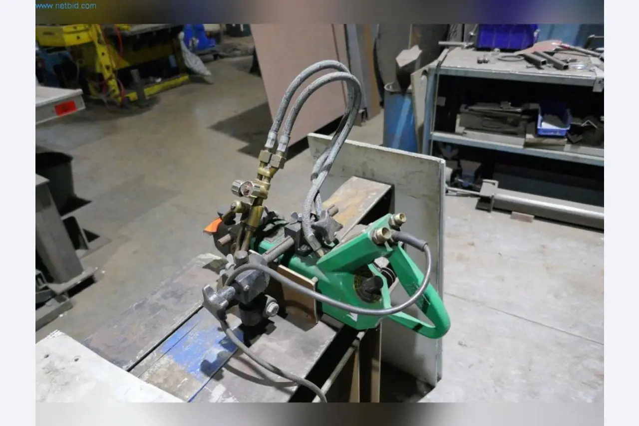 Stroje, provozní a kancelářské vybavení, zásoby, montážní materiál a vozidla-2