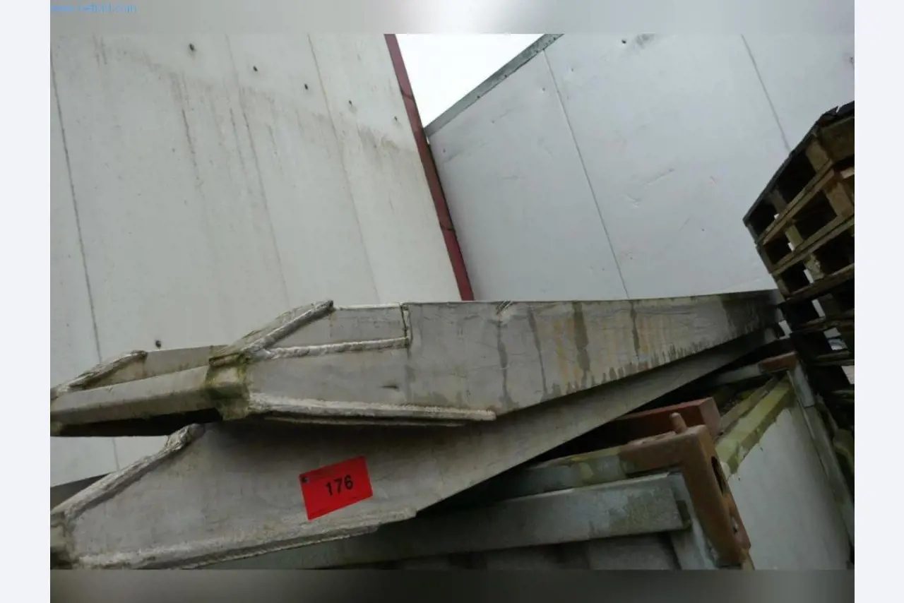 Stroje, provozní a kancelářské vybavení, zásoby, montážní materiál a vozidla-2