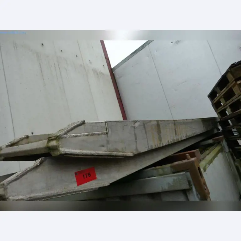 Stroje, provozní a kancelářské vybavení, zásoby, montážní materiál a vozidla-2