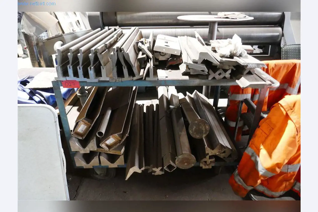 Maquinaria, equipos operativos y de oficina, existencias, materiales de montaje y vehículos-18