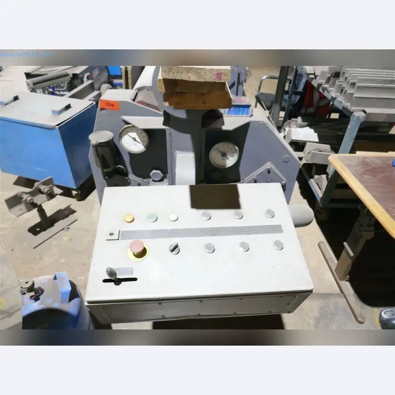 Máquinas, equipamento operacional e de escritório, existências, materiais de montagem e veículos (divisão Construção Metálica)-4