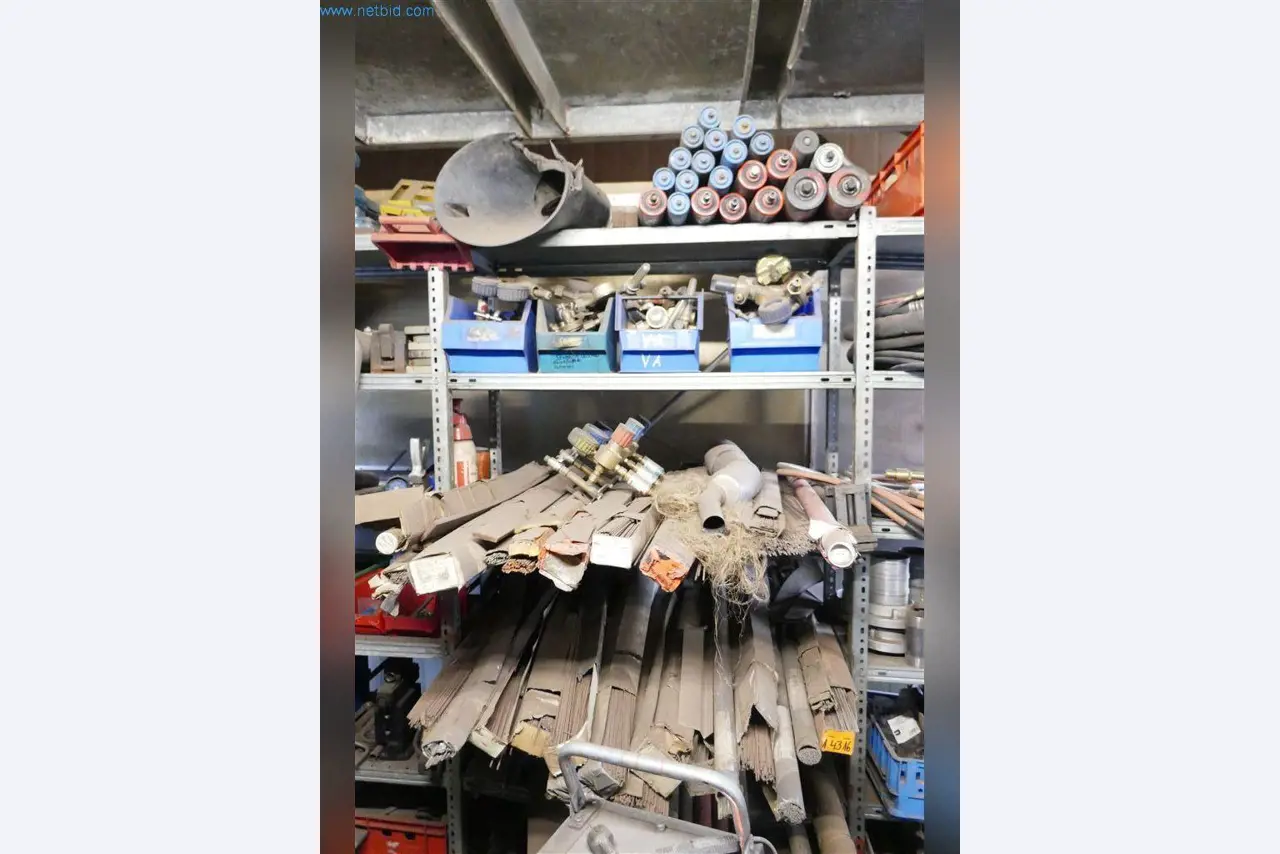 Stroje, provozní a kancelářské vybavení, zásoby, montážní materiál a vozidla-3