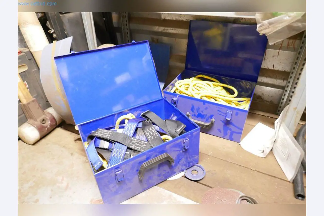 Stroje, provozní a kancelářské vybavení, zásoby, montážní materiál a vozidla-2