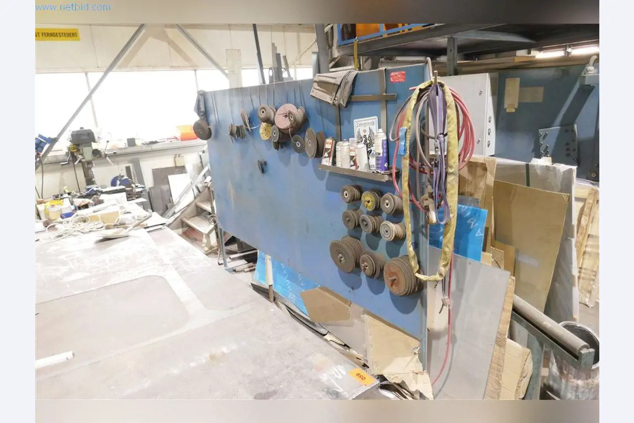 Stroje, provozní a kancelářské vybavení, zásoby, montážní materiál a vozidla-3