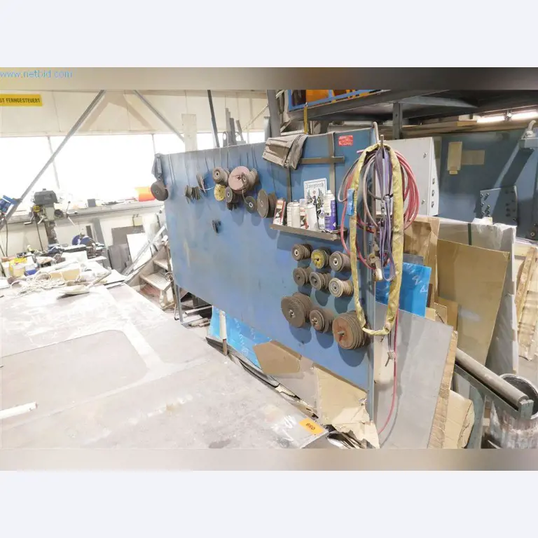 Stroje, provozní a kancelářské vybavení, zásoby, montážní materiál a vozidla-3