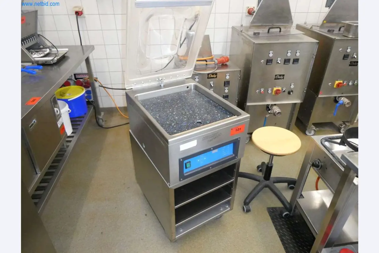 Equipamento e mobiliário para uma confeitaria-1