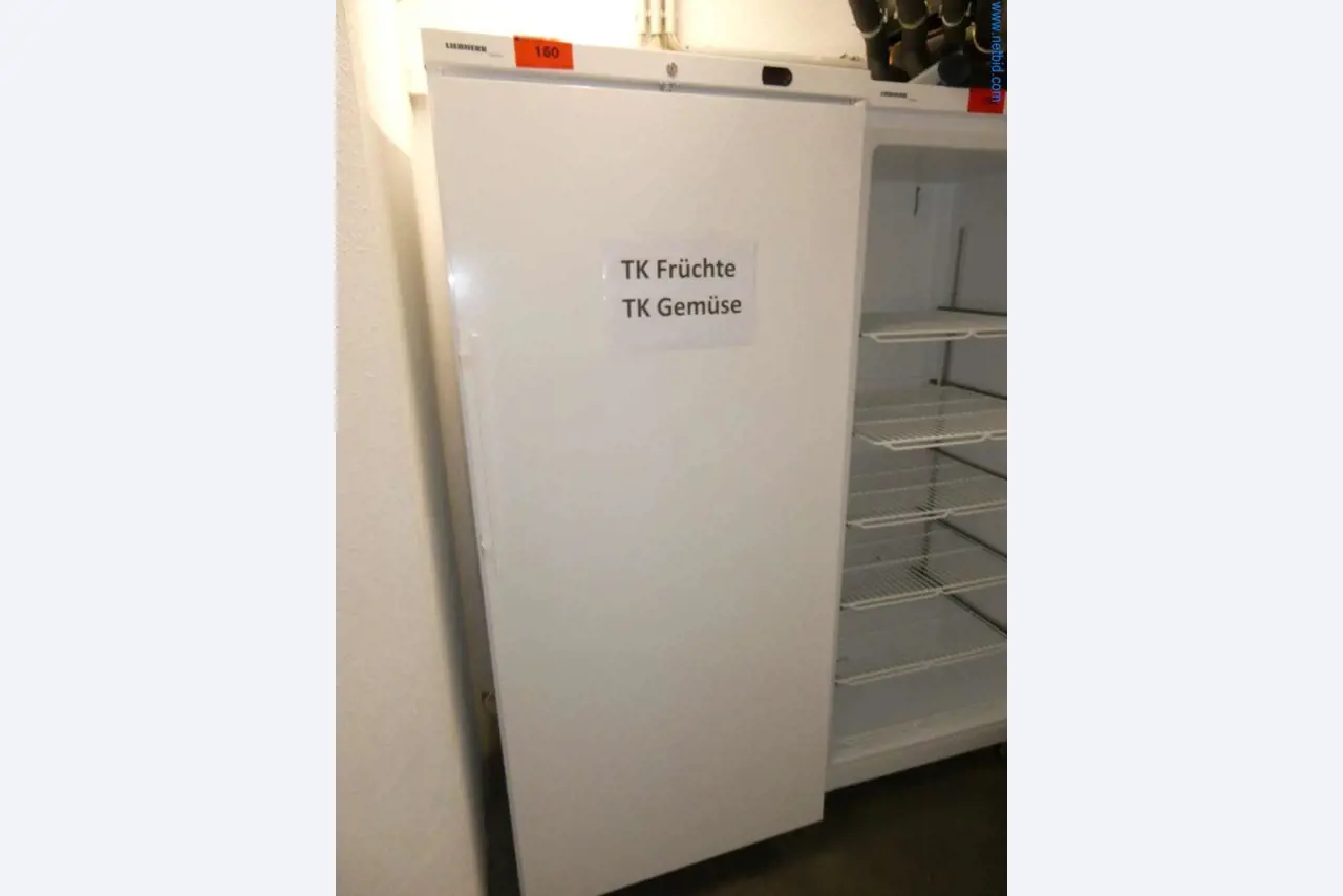 Oprema in pohištvo za slaščičarno-1