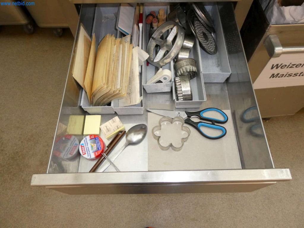 Equipamiento y mobiliario para una confitería-3