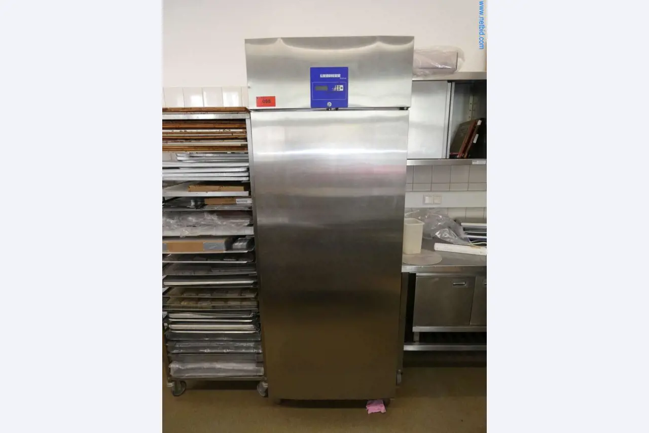 Equipamiento y mobiliario para una confitería-1