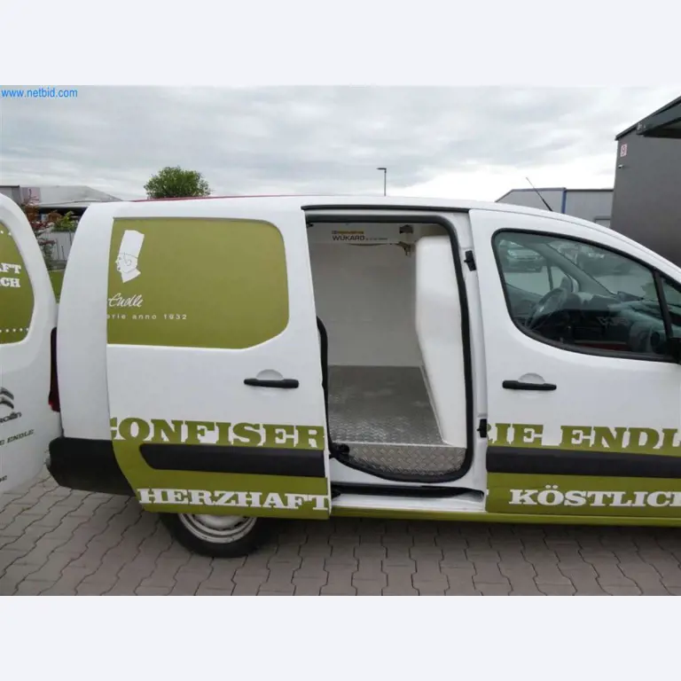 Equipamento e mobiliário para uma confeitaria-16