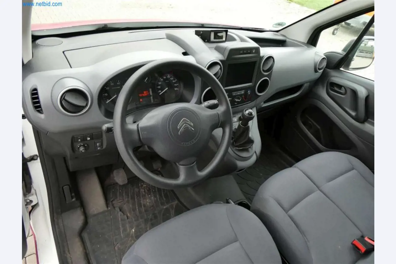 Equipamento e mobiliário para uma confeitaria-8