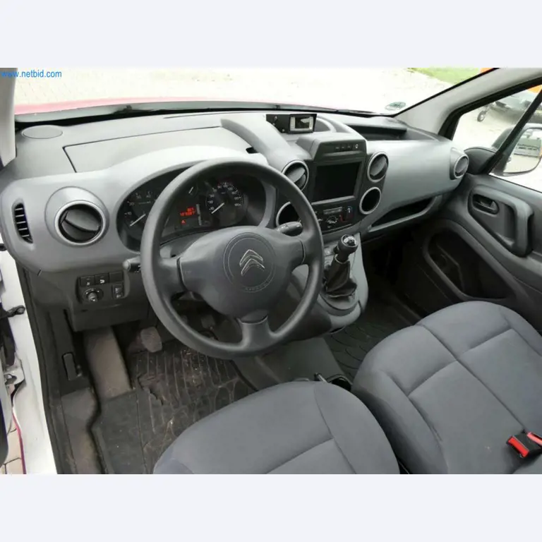 Equipamento e mobiliário para uma confeitaria-8