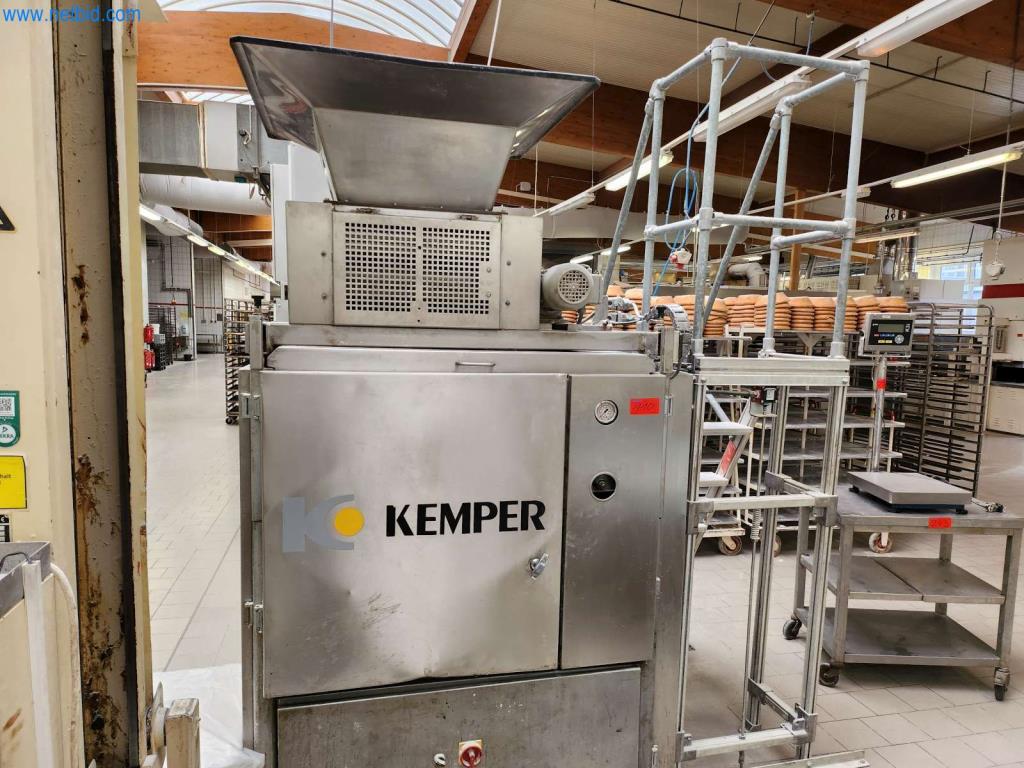 Well-maintained machines of a bakery manufacturer-1