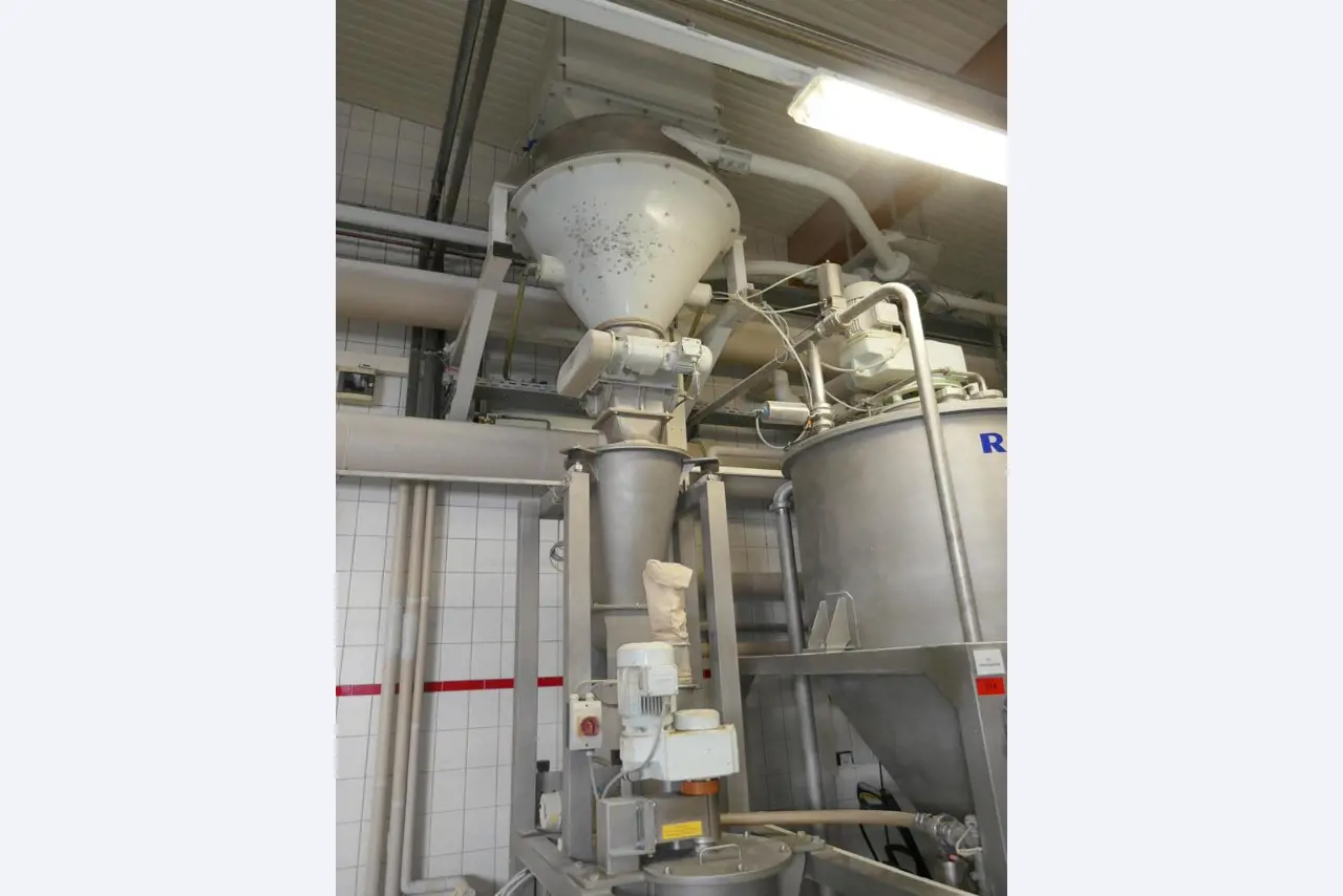 Máquinas bem conservadas de um fabricante de produtos de pastelaria-5