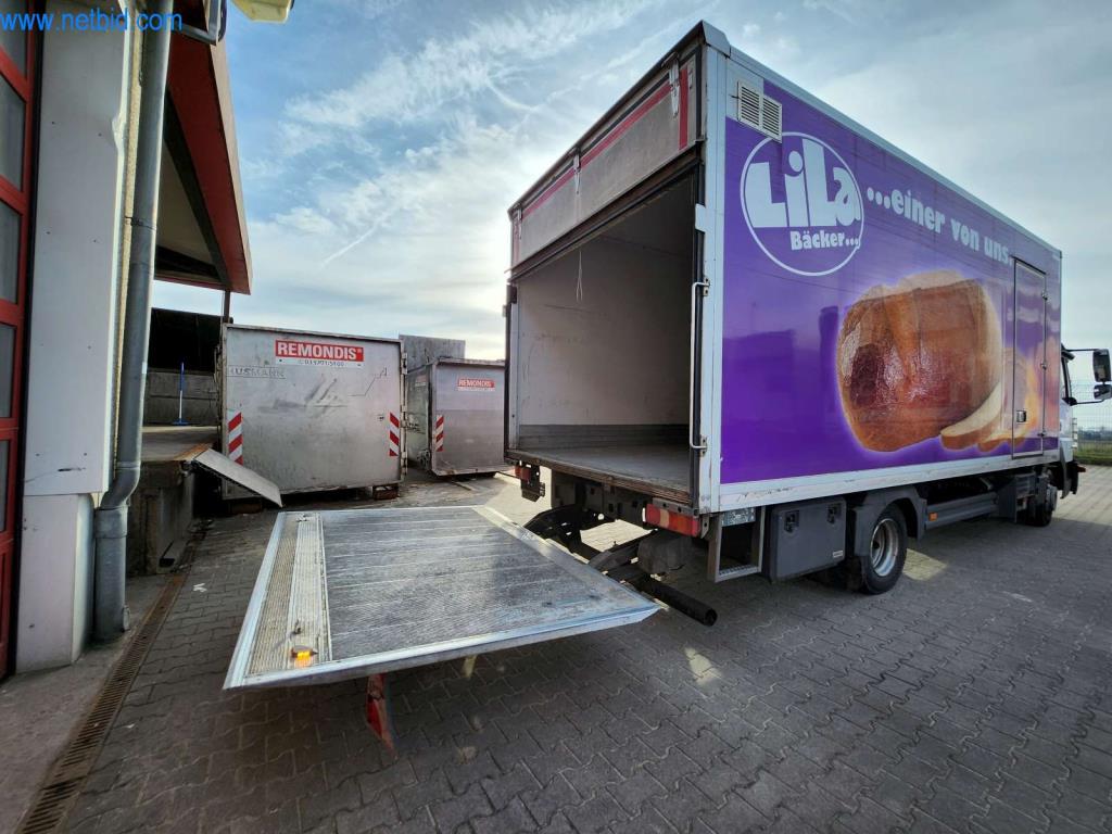 Máquinas bem conservadas de um fabricante de produtos de pastelaria-5