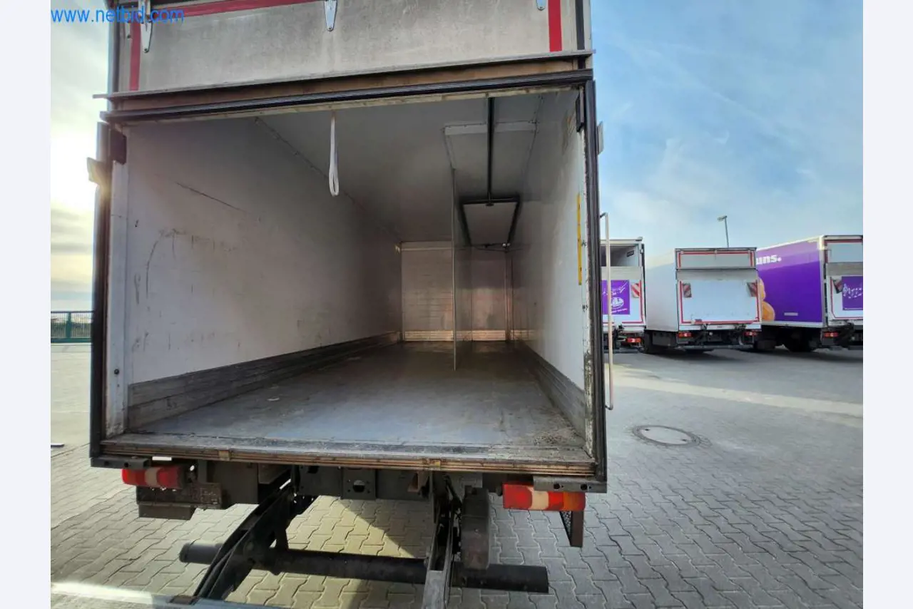 Máquinas bem conservadas de um fabricante de produtos de pastelaria-6